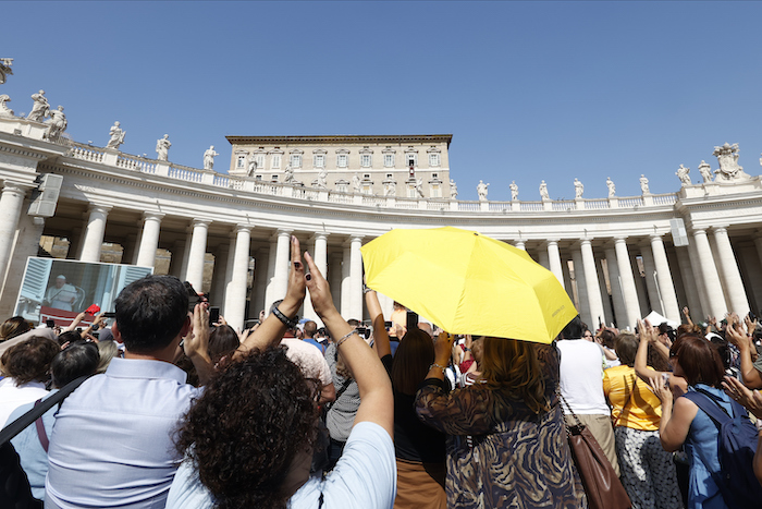 Fieles se reúnen para la bendición dominical tradicional en la Plaza de San Pedro, en el Vaticano, el domingo 1 de octubre de 2023.