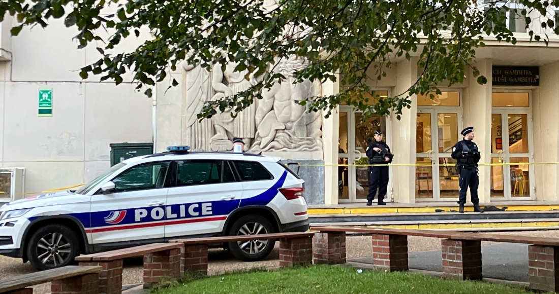 Agentes de policía montan guardia ante la escuela secundaria donde un hombre apuñaló a un profesor, el sábado 14 de octubre de 2023 en Arras, al norte de Francia.