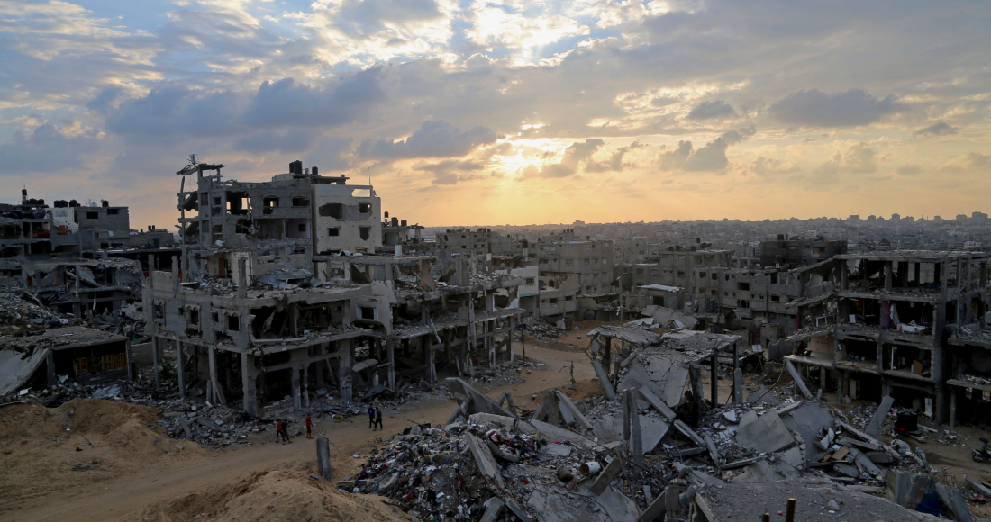 Palestinos caminan entre los escombros de edificios destruidos en el vecindario Shijaiyah, el 12 de octubre de 2014