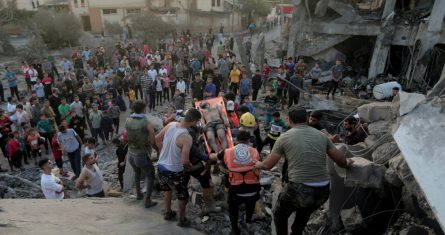 Palestinos evacúan a un sobreviviente de una casa destruida por un ataque aéreo israelí en la población de Khan Younis, en el sur de la Franja de Gaza, el martes 17 de octubre de 2023