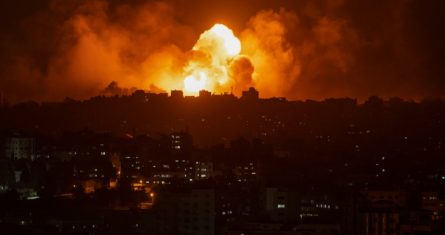 Fuego y humo se alzan tras un ataque aéreo israelí en Gaza.