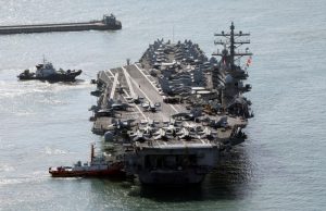 El portaaviones nuclear estadounidense USS Ronald Reagan es escoltado el jueves 12 de octubre de 2023, en su llegada a Busan, Corea del Sur.