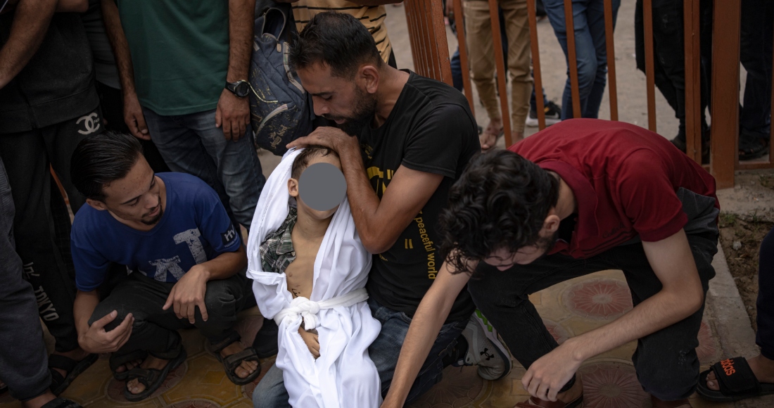 Palestinos lloran a sus familiares muertos en el bombardeo israelí de la Franja de Gaza, el domingo 29 de octubre de 2023, en una morgue en Jan Yunis. 