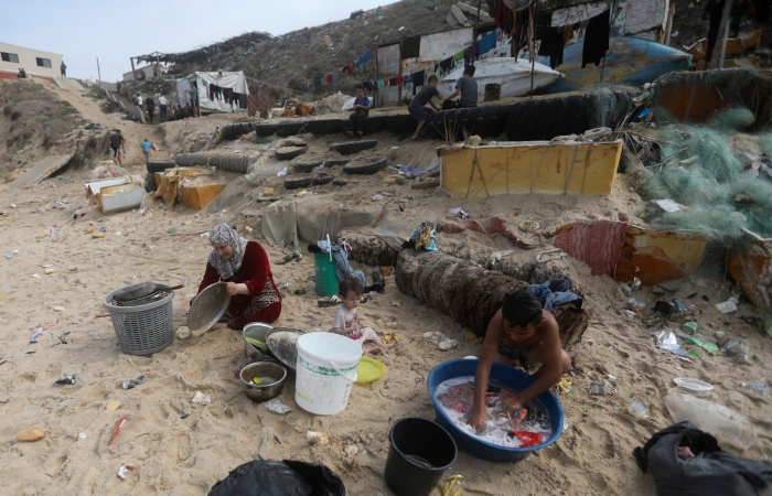 Palestinos recurren a agua de mar para bañarse y limpiar sus herramientas y ropa, debido a la escasez de agua en la Franja de Gaza, en la playa de Deir al Balah, en el centro de la Franja de Gaza, el domingo 29 de octubre de 2023. 