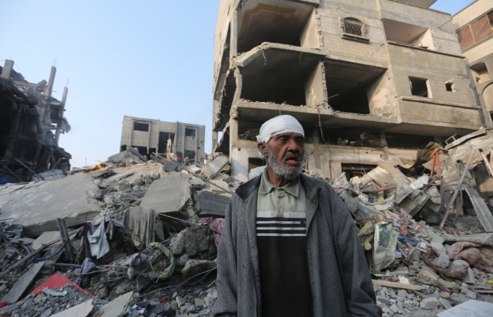 Un palestino frente a un edificio destruido en un bombardeo israelí, en Rafah, en la Franja de Gaza, el 25 de octubre de 2023. 