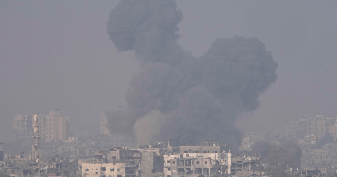 En la imagen, la columna de humo causada por un ataque aéreo israelí, en la Franja de Gaza, vista desde el sur de Israel, el 28 de octubre de 2023.