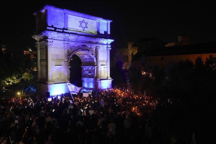 Gente asiste a una marcha en apoyo de Israel en el Arco de Tito en Roma, el martes 10 de octubre de 2023.