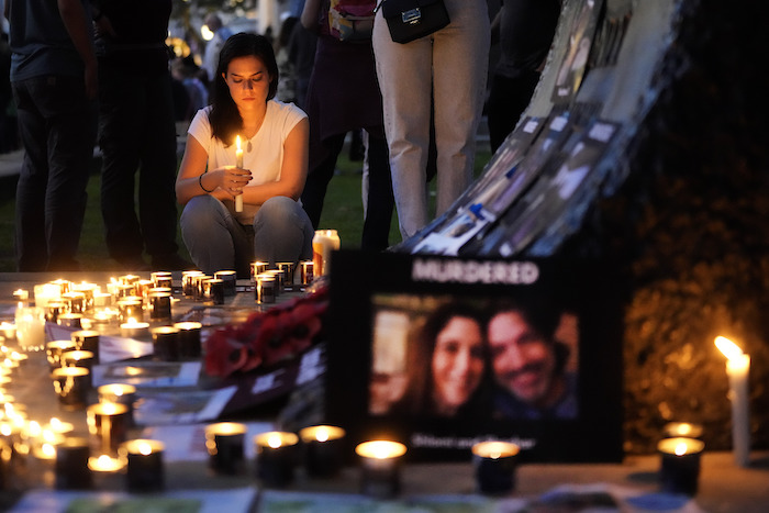 Gente encendiendo velas durante la Vigilia de la Comunidad Judía en apoyo de Israel en Londres, el lunes 9 de octubre de 2023, dos días después de que combatientes de Hamás lanzaran un ataque frontal contra Israel.