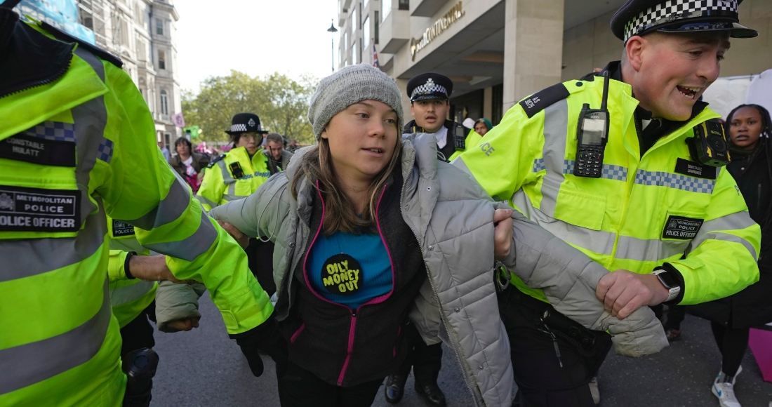 La activista climática Greta Thunberg es detenida por agentes de la policía durante una protesta afuera del Hotel Intercontinental de Londres, el martes 17 de octubre de 2023. Foto: Kin Cheung, AP