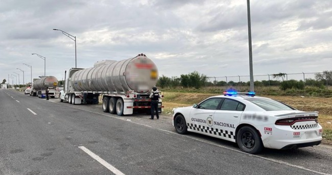 Un grupo de hombres armados detuvieron al menos a una docena de conductores de pipas en la carretera de Tamaulipa. Foto: Twitter @GN_MEXICO