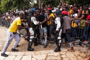 Migrantes, en su mayoría haitianos, tiraron las as rejas que resguardaban las oficinas de la Comisión Mexicana de Ayuda Refugiados (COMAR), entre gritos y empujones algunas personas lograron ingresar hasta las puertas de está oficina de migración para exigir un documento que les permita regularizar su estancia en el país para así continuar su camino hacia los Estados Unidos, los pocos elementos de la Guardia Nacional que cuidaban el sitio nada pudieron hacer ante el embate de los migrantes. 