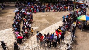 Migrantes, en su mayoría haitianos, tiraron las as rejas que resguardaban las oficinas de la Comisión Mexicana de Ayuda Refugiados (COMAR), entre gritos y empujones algunas personas lograron ingresar hasta las puertas de está oficina de migración para exigir un documento que les permita regularizar su estancia en el país para así continuar su camino hacia los Estados Unidos, los pocos elementos de la Guardia Nacional que cuidaban el sitio nada pudieron hacer ante el embate de los migrantes