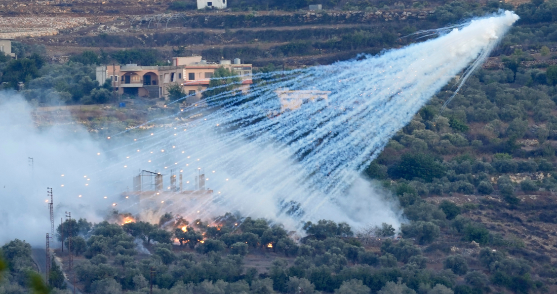 Un proyectil del ejército israelí estalla encima de una vivienda en al-Bustan, una aldea libanesa cerca de la frontera, el 15 de octubre de 2023.