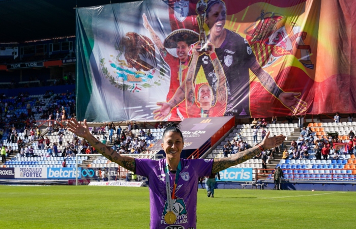 La delantera española Jenni Hermoso, del Pachuca de México, sonríe durante un homenaje después de que ganó la Copa Mundial femenina con España, durante el partido de la liga femenina de México entre su club y Pumas.