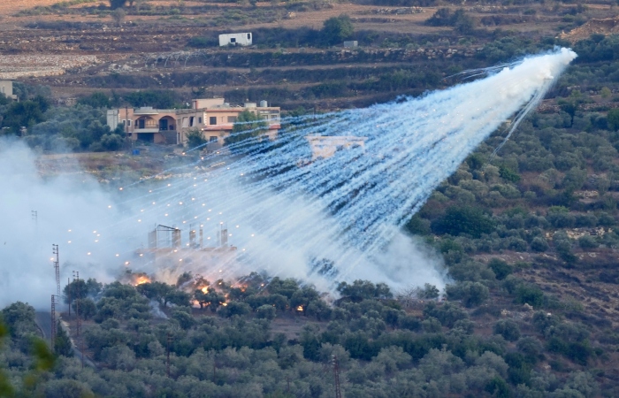 Un proyectil del ejército israelí estalla encima de una vivienda en al-Bustan, una aldea libanesa cerca de la frontera, el 15 de octubre de 2023. 