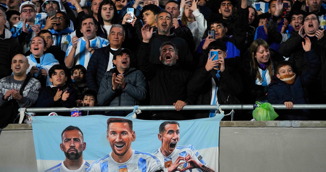 Hinchas de Argentina alientan a la selección antes de un partido de la eliminatoria mundialista ante Ecuador, el jueves 7 de septiembre de 2023, en Buenos Aires.