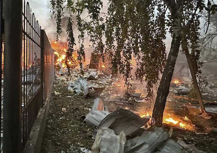 En esta imagen, distribuida por la oficina de prensa del ayuntamiento de Kiev, vista del incendio causado por un proyectil ruso en Kiev, Ucrania, el 21 de septiembre de 2023.