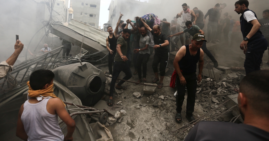 Palestinos sacan un cadáver de entre los escombros de un edificio tras un ataque israelí en el campamento de refugiados de Jebaliya, el lunes 9 de octubre de 2023, en la Franja de Gaza. Foto: Ramez Mahmoud, AP