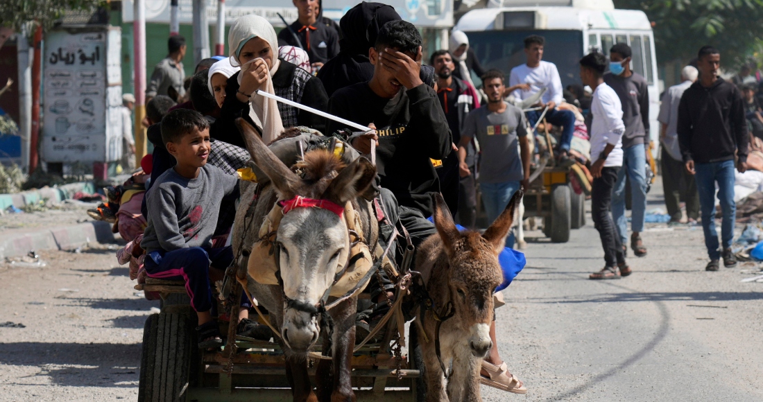 Palestinos huyen del norte de Gaza hacia el sur después de que el ejército israelí emitiera una advertencia de evacuación sin precedentes a una población de más de un millón de personas en el norte de Gaza y la ciudad de Gaza para que buscaran refugio en el sur ante una posible invasión terrestre israelí, viernes 13 de octubre de 2023. Foto: Hatem Moussa, AP