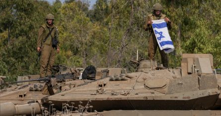 Soldados israelíes trabajan en un tanque cerca de la frontera entre Israel y la Franja de Gaza, en el sur de Israel, el lunes 9 de octubre de 2023. Las autoridades palestinas de salud reportaron decenas de muertes en los ataques aéreos israelíes en Gaza.