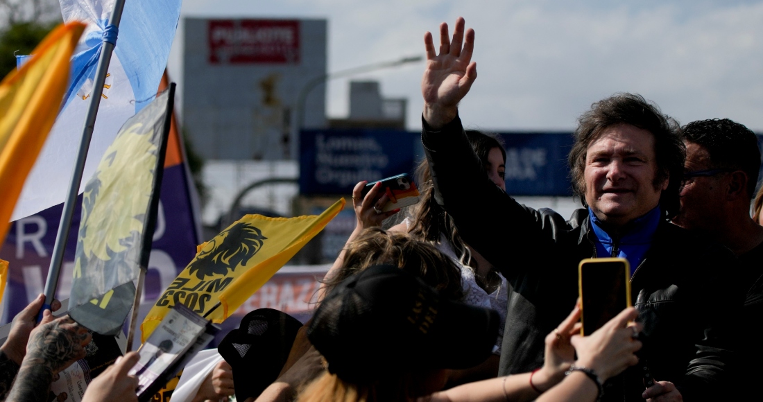 El candidato presidencial Javier Milei, de La Libertad Avanza, saluda a sus partidarios durante un mitin de campaña en Lomas de Zamora, Argentina, el lunes 16 de octubre de 2023.