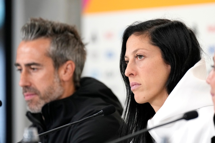 ARCHIVO - La delantera española Jenni Hermoso (derecha) y el técnico Jorge Vilda durante una rueda de prensa en el Mundial femenino, el lunes 14 de agosto de 2023. 