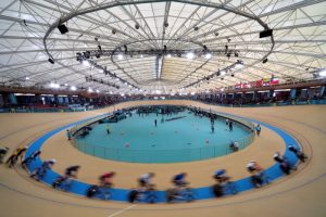 Los ciclistas compiten el scratch del omnium de los Juegos Panamericanos en Santiago, Chile, el martes 24 de octubre de 2023.