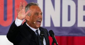 El aspirante presidencial Robert F. Kennedy, Jr. saluda tras dar un discurso durante un evento de campaña en el Independence Mall, el lunes 9 de octubre de 2023, en Filadelfia. Foto: Matt Rourke, AP