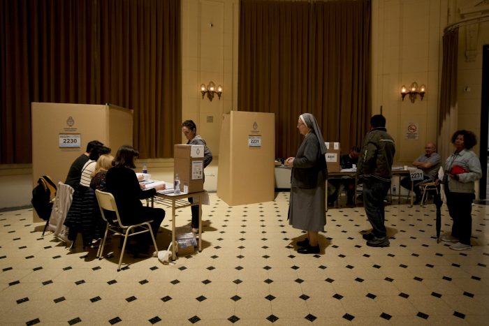 La gente hace fila para emitir su voto durante las elecciones generales en Buenos Aires, Argentina, el domingo 22 de octubre de 2023.