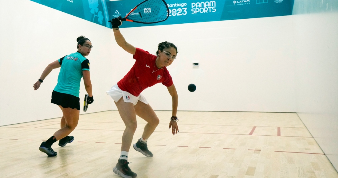 La mexicana Paola Longoria (derecha) devuelve en la final de singles ante su compatriota Montserrat Mejía en el ráquetbol de los los Juegos Panamericanos en Santiago, Chile, el martes 24 de octubre de 2023.