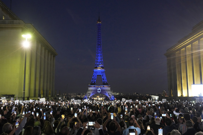 La Torre Eiffel se ve iluminada con los colores de Israel tras una manifestación en apoyo a Israel, el lunes 9 de octubre de 2023 en París, dos días después de que milicianos de Hamás emprendieran un ataque contra Israel desde varios frentes.