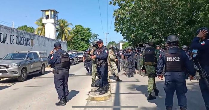 La noche de este jueves se desató un motín en la cárcel Las Palmas, ubicada en el municipio de Cárdenas, Tabasco, el cual se ha prolongado por más de 10 horas. Foto: Twitter @IvanVenturaJ