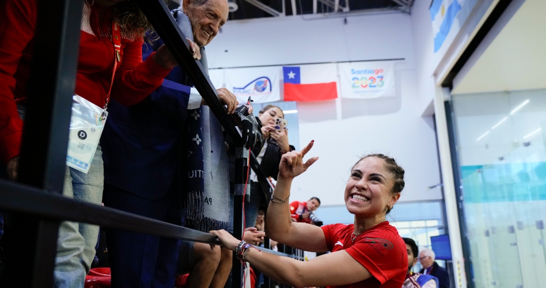 La mexicana Paola Longoria celebra tras ganar la medalla de oro en los individuales del ráquetbol de los Juegos Panamericanos, en Santiago, Chile, el jueves 26 de octubre de 2023.