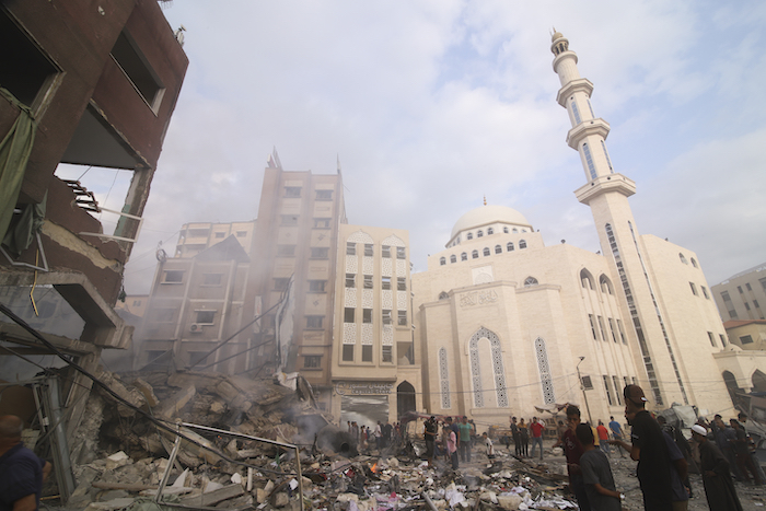 Los palestinos inspeccionan los daños del edificio destruido después de los ataques aéreos israelíes en Khan Younis, Franja de Gaza, el martes 10 de octubre de 2023. Los ataques tienen lugar luego del asalto de Hamás en Israel el fin de semana.