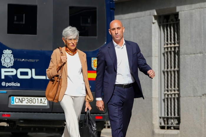 El expresidente de la Federación Española de Futbol, Luis Rubiales (derecha), llega a la Audiencia Nacional acompañado por su abogada para declarar sobre el beso no consentido a una jugadora tras la final del Mundial, en Madrid, el 15 de septiembre de 2023. 