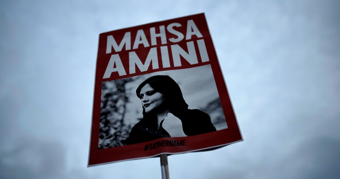 Una mujer sostiene un cartel con una foto de la iraní Mahsa Amini durante una protesta contra su muerte en Berlín, Alemania, el 28 de septiembre de 2022.