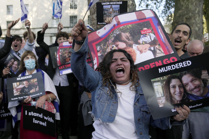 Manifestantes muestran fotos y pancartas en la Vigilia de la Comunidad Judía por las víctimas israelíes, en Londres, el lunes 9 de octubre de 2023, dos días después de que combatientes de Hamás emprendieran un ataque contra Israel desde varios frentes. Los carteles dicen "Yo apoyo a Israel" y "Asesinados".