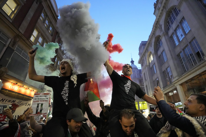 Manifestantes propalestinos encienden bengalas durante una marcha en Londres, el lunes 9 de octubre de 2023, dos días después de que combatientes de Hamás lanzaran un ataque en varios frentes contra Israel.