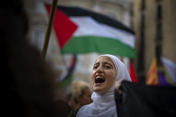 Manifestantes sostienen banderas palestinas en una protesta contra los ataques aéreos israelíes sobre Gaza y para mostrar solidaridad con el pueblo palestino, en Barcelona, España, el domingo 8 de octubre de 2023.