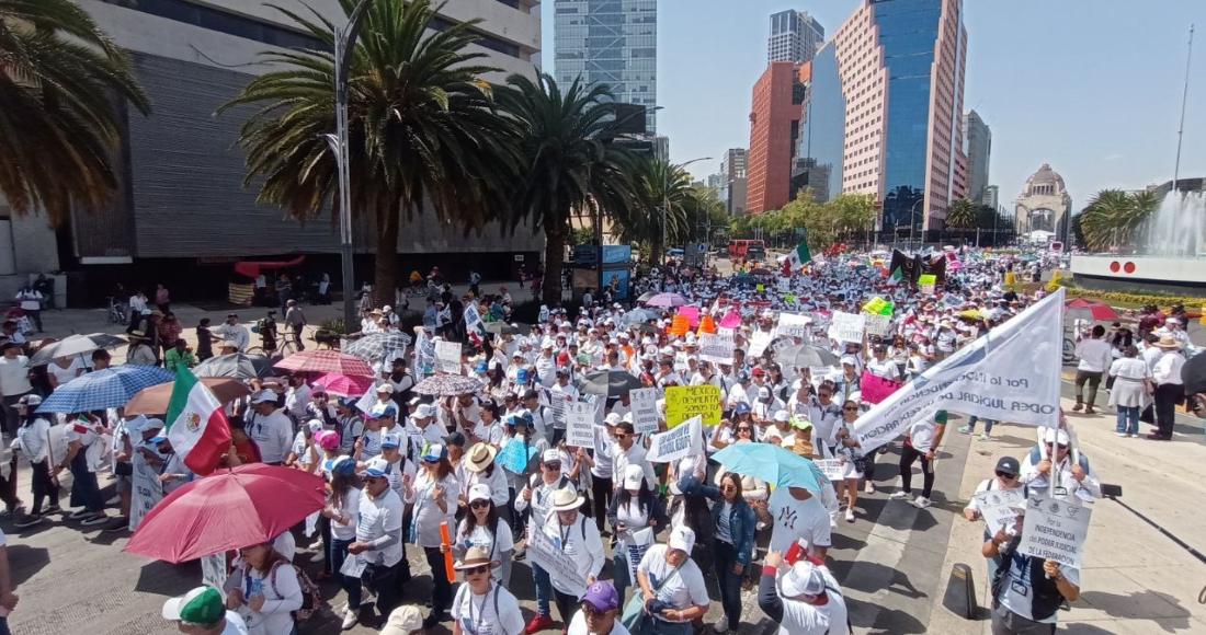 Trabajadoras y trabajadores del Poder Judicial de la Federación (PJF) salieron a las calles de las principales ciudades del país para participar en una megamarcha a la que se sumaron el empresario Claudio X. González Guajardo y organizaciones como Chalecos México, Unidos y Sociedad Civil México, en protesta por la extinción de 13 fideicomisos que la Cámara de Diputados ya aprobó y que el Senado discutirá el próximo martes.