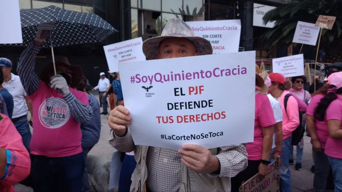 "El PJF defiende tus derechos", se leía en el letrero que portaba una persona en la marcha de la Ciudad de México.