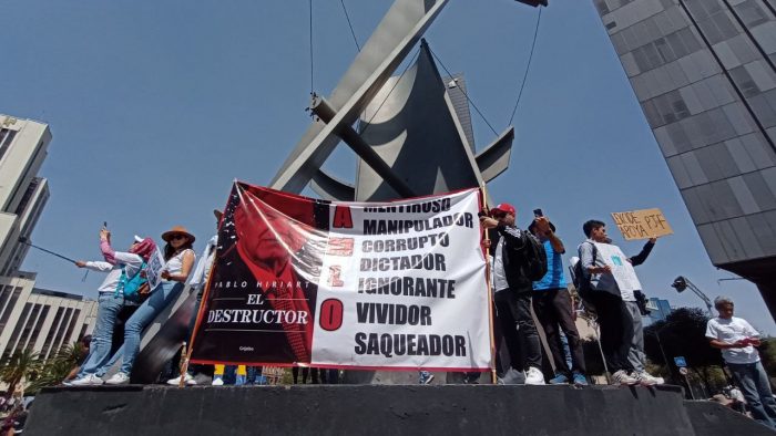 En la marcha también se pudieron observar pancartas contra el Presidente Andrés Manuel López Obrador.