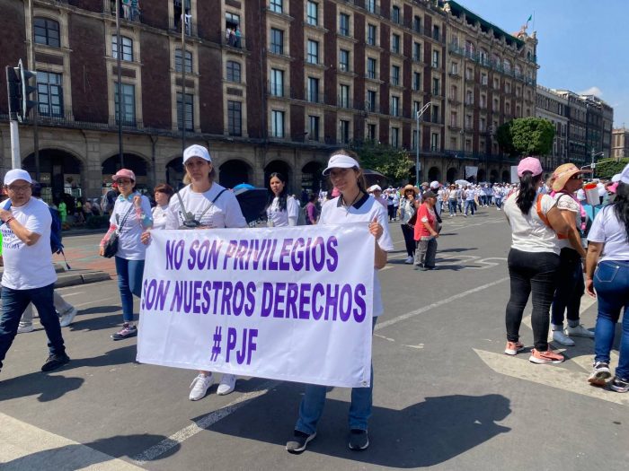 "No son privilegios, son nuestros derechos", alegaron las y los trabajadores del Poder Judicial durante la marcha. 