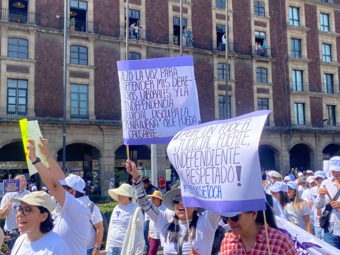 A lo largo de la protesta, las trabajadoras y lod trabajadores del Poder Judicial de la Federación insistieron en que la extinción de los fideicomisos afecta sus derechos laborales.