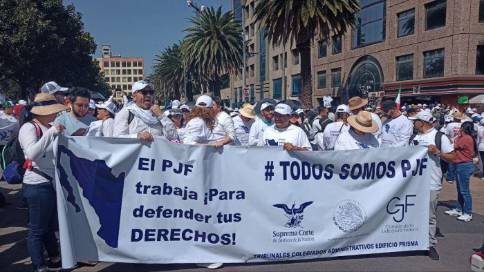 Los trabajadores empezaron a llegar al Monumento de la Revolución desde poco antes de las 9:00 horas.