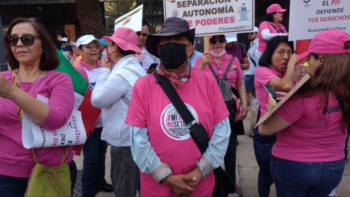 “Venimos acompañar al Poder Judicial en su lucha, a defender su autonomía”, dijo una señora que acompañaba a la ola rosa, otra de las organizaciones en la marcha.