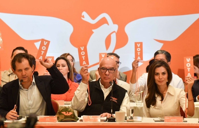 Juan Zavala, Secretario General de Movimiento Ciudadano; Dante Delgado, Dirigente Nacional de Movimiento Ciudadano, y Verónica Delgadillo, Senadora federal por Movimiento Ciudadano, durante su votación en la reunión de la Coordinadora Nacional de Movimiento Ciudadano, en la que se emitió y aprobó la convocatoria para todos los cargos de elección del partido en los comicios de 2024. 