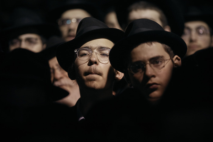 Miembros de la organización judía ortodoxa Chabad-Lubavitch escuchan una plegaria en una vigilia en solidaridad con Israel el lunes 9 de octubre de 2023, en Nueva York.