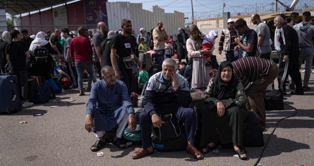 Palestinos aguardan para pasar a Egipto en el cruce fronterizó de Rafah, el lunes 16 de octubre de 2023, en la Franja de Gaza.