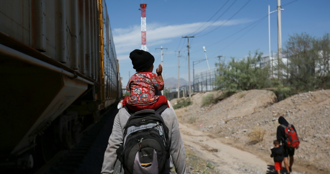 Migrantes caminan junto a un vagón de tren en Ciudad Juárez, México, el jueves 28 de septiembre de 2023. Imagen ilustrativa.